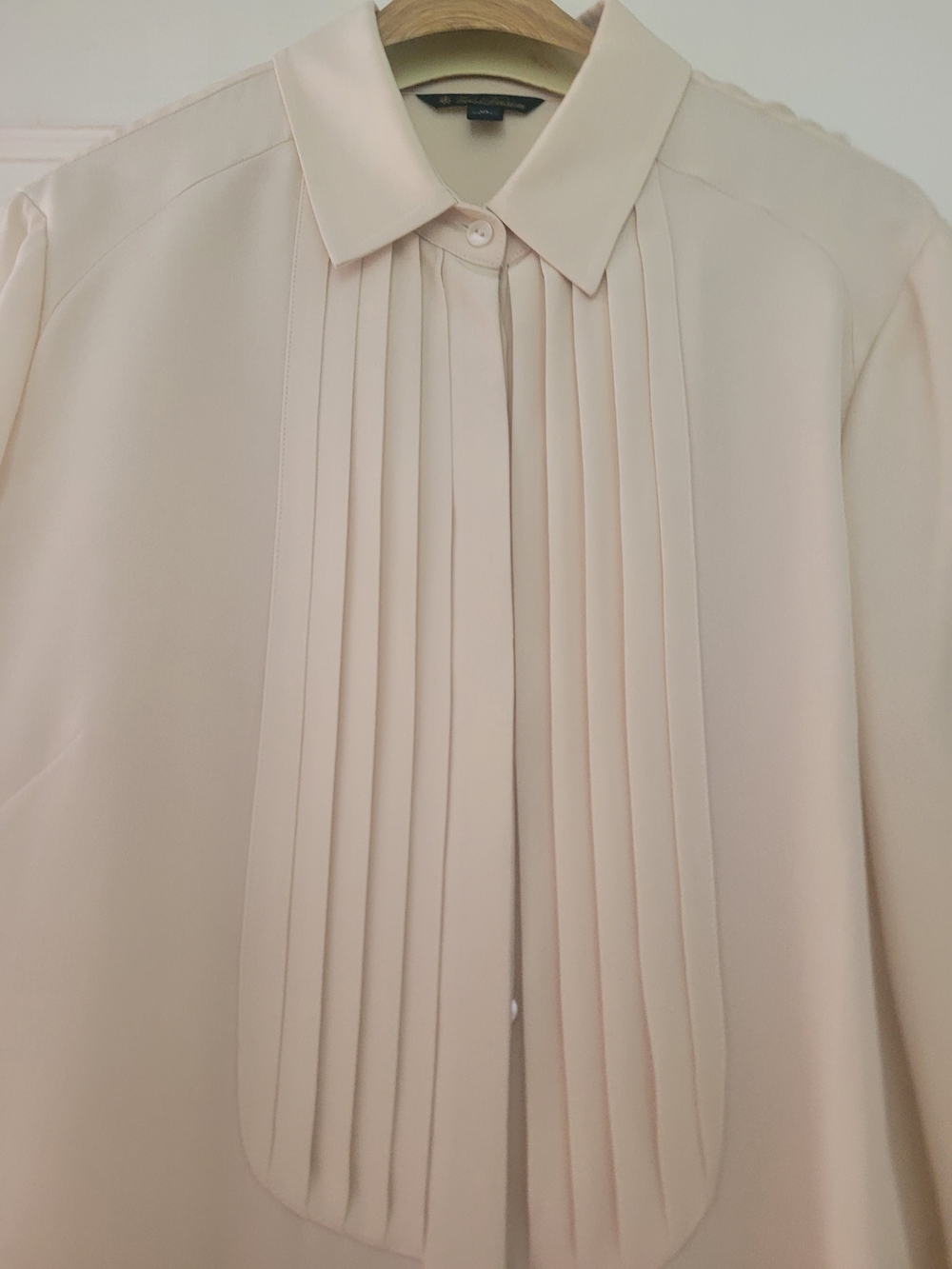 NNT Brooks Brothers 100% Silk wrinkle free Pleated Front Blouse in Soft Cream
